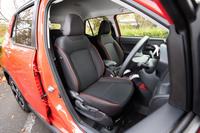 シートの仕様はグレードによって異なり、「ダイハツ・ロッキー」の「G」と「X」、「トヨタ・ライズ」の「Z」と「G」には、赤いパイピング付きのファブリックシートが装備される。