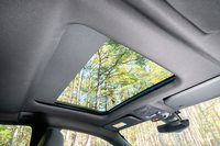 車内の開放感を高めるサンルーフ。ナッパレザーシートやナイトビジョンなどとともに、セットオプションの「フルパッケージ」に含まれている。