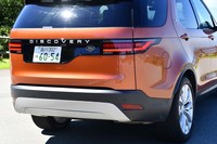 リアバンパーにはかつてディフューザー状のスリットが刻まれていたが、最新モデルではフラットなデザインに。フロントまわりも合わせて、外観上の変更点は少ない。