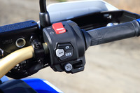 右のスイッチボックスに備わるDCTの操作ボタン。クラッチ操作も自動なので、トラクションをかけつつゆっくり走りたい時は、スクーターのようにリアブレーキをかけつつスロットルを開ける。