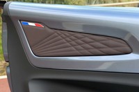 ドアの内張りにもトリコロールが。パネルにはダイヤモンドステッチが施されている。