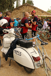 このプレス車両もドレスコードをしっかりわきまえている。