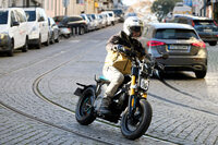 コンパクトで軽量な車体とトルクフルなモーターの特性で、走りは軽快そのもの。ギアチェンジの手間もなければ、エンストの心配もない。