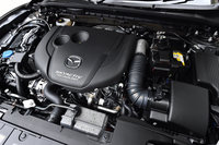 急速多段燃焼技術などが取り入れられた、新しい2.2リッターディーゼルエンジン。「CX-8」から導入が進められているもので、「CX-3」の1.8リッターユニットにもそのノウハウが取り入れられている。