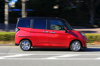 ボディーカラーは全9色の設定で、テスト車に採用されていた「マゼンタベリーマイカメタリック」をはじめとする5色には、ブラックやシルバーでルーフを塗装したツートンカラー仕様も用意される。