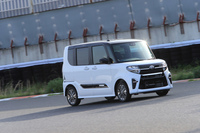 千葉の袖ヶ浦フォレストレースウェイを走る新型「ダイハツ・タントカスタム」。新型「タント」は、クルマづくりに関するダイハツの次世代技術「DNGA」が投入された、最初のモデルとなる。