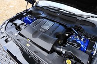 「レンジローバー スポーツSVR」の5リッターV8スーパーチャージドエンジン。今回の4モデルには同じエンジンが搭載されており、最高出力は「Fペース」のみ550PS、残る3モデルは575PSというハイパワーを誇る。