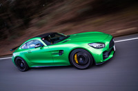 「AMG GT R」の0-100km/h加速は3.6秒、最高速は318km/h。シリーズきってのハイパフォーマンスモデルである。