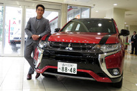 三菱から貸与された「アウトランダーPHEV」と野口氏。“8848”というナンバーはエベレストの標高にあやかったもので、納車後は「富士山とか、山に出掛けてみたい」と語った。
