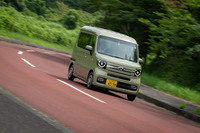 「N-VAN」には安全運転支援システム「ホンダセンシング」が全車に標準装備となっており、緊急自動ブレーキや誤発進抑制制御に加えて、アダプティブクルーズコントロールや車線維持支援システムといったおよそ“軽バン”らしからぬ機能も備わる。
