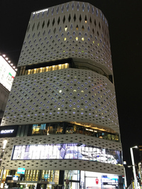 夜の銀座プレイス。その4~6階は、2017年3月閉鎖予定のソニービルから引っ越してきた、ソニーのショールームになっている。