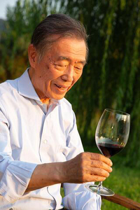 宮川氏は第2の人生としてワインづくりに精力を注ぎ、トスカーナ・コルニア渓谷DOCワイン組合の理事長も務めた。(photo:SUZUKI ITALIA)
