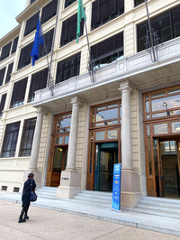 リプライ本社のエントランス。玄関の木枠、その上にあるアール・ヌーヴォー調ランプは、フィアット時代のものである。