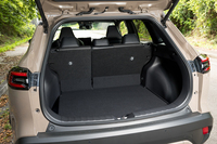 4WDモデルの荷室容量は407リッター。オプションのAC100C・1500Wのコンセントは左の壁に備わっている。