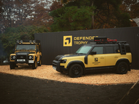 キャメルトロフィー仕様の「ディフェンダー」(写真奥)と、ディフェンダートロフィーの開催を記念して発売された特別仕様車「ディフェンダー トロフィーエディション キュレーテッドフォージャパン」(国内100台限定)。
