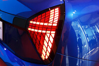 BMWが「MINIクーパー3ドア」を発売 日本での量販モデルとして初の電気自動車を設定の画像