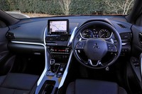 ダッシュボードの形状は従来モデルと大きくは変わらない。スマートフォン連携ディスプレイオーディオが7インチから8インチへと拡大されている。