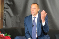 「2025年にはV12ユニットをハイブリッド化し、2030年にはBEVのスポーツモデルをローンチします」。