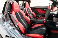 本革とラックススエードで仕立てられた専用スポーツシート。所有する喜びも満たす快適装備としてシートヒーターが備わる。