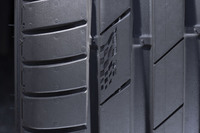 トレッド面に刻まれたチェッカードフラッグ。これは「PS91」と同じ系統に属するハイパフォーマンスタイヤの証しなのだ。