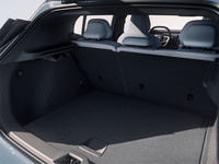 ラゲッジスペースの容量は318リッター。荷室床下に容量61リッターのサブトランクが設置される。