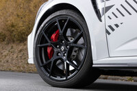 19インチホイールの「Fuji Light(フジライト)」は、ただでさえ軽い「トロフィー」のホイールより1本あたり実に2kgも軽量。標準ではハイグリップタイヤの「ブリヂストン・ポテンザS007」が組み合わされるが、今回の試乗車は「S001」を装着していた。