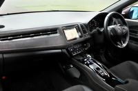 インテリアのドレスアップパーツとしては、アルミニウムにドライカーボンを積層させた球形のシフトノブや、オリジナルのフロアマットが用意される。