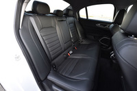 リアシートではセンターアームレストが標準。4:2:4の分割可倒機構も標準で備わる。