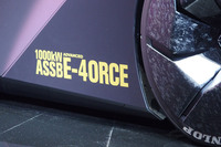 「ハイパーフォース」の最高出力は1000kW(1360PS)で、進化した電動駆動4輪制御技術「e-4ORCE」も搭載。それらの特徴はボディーサイドのデカールでも強調されている。