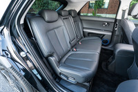 ホイールベースが3mもあるため、後席は大人が足を組めるほどに広い。「ラウンジ」「ラウンジAWD」では後席のスライド調整も電動式だ。