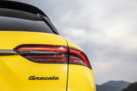 マセラティでは、車名に風の名称を用いる伝統がある。「ギブリ」はサハラ砂漠に吹く熱風、「レヴァンテ」はスペイン北東部に地中海から吹く東風などがそうした例で、今回登場した「グレカーレ(Grecale)」は地中海に吹く北東の風を意味するという。