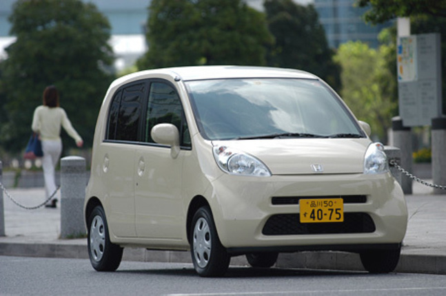 【スペック】ライフFタイプ(FF):全長×全幅×全高=3395×1475×1575mm/ホイールベース=2420mm/車重860kg/0.66リッター直3SOHC6バルブ(52ps/6700rpm、6.2kgm/3800rpm)/車両本体価格=105.0万円