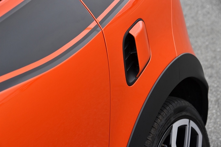 「トゥインゴGT」のデザイン上のトレードマークとなっている、ボディーサイドのエアインテーク。