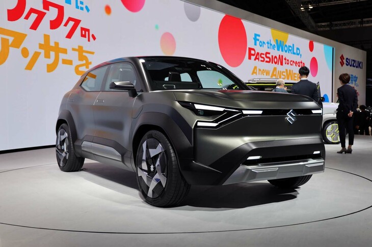 スズキ初の量産EVを示唆するコンセプトモデルとしてジャパンモビリティショー2023に出展された「eVX」。この市販バージョンも2025年には発売されるとみられている。