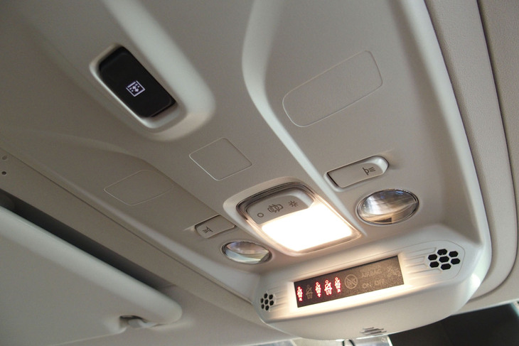 シトロエン・ベルランゴMAX BlueHDi(オーバーヘッドコンソール)