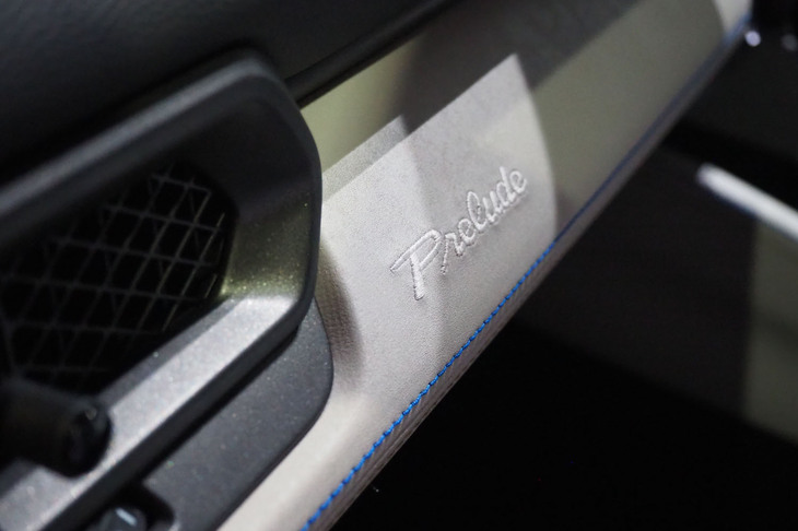 ホンダ・プレリュード(ダッシュボードの「Prelude」ロゴ刺しゅう)