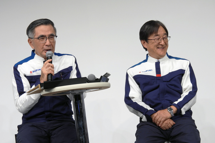 質疑応答にて、「軽量化の目標を120kgに上げてみようか」と語る鈴木俊宏社長(写真左)と加藤勝弘技術統括(同右)。