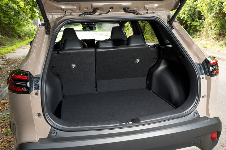 4WDモデルの荷室容量は407リッター。オプションのAC100C・1500Wのコンセントは左の壁に備わっている。