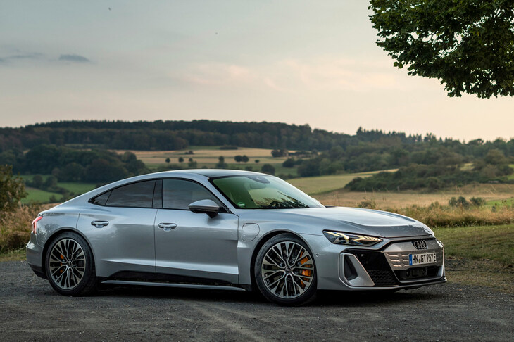 ほった「ちなみに、今の『アウディe-tron GT』はこんな感じです」 
	清水「なんか、顔の先だけ別のクルマって感じだね。つくり手の迷走を感じるよ!」