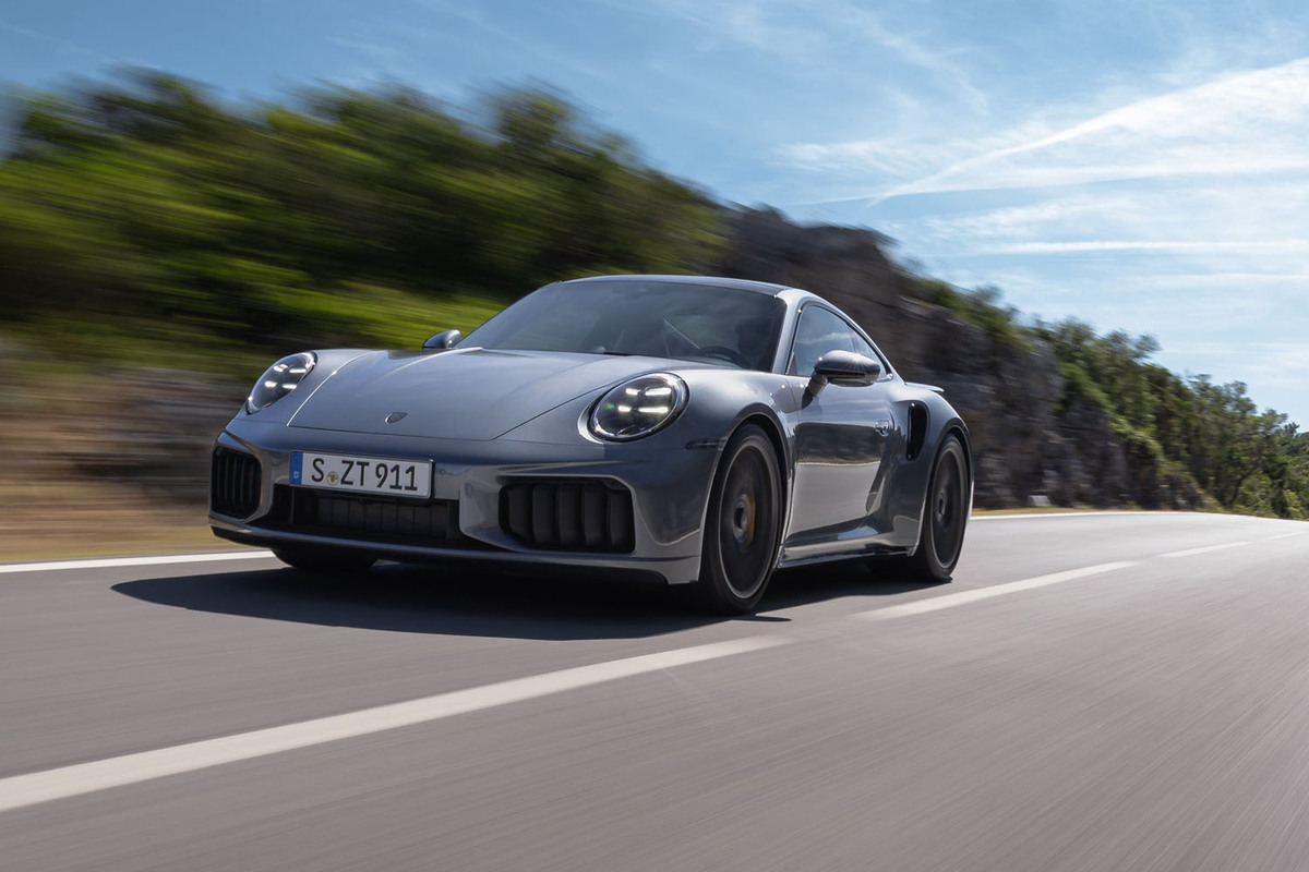 ポルシェがハイブリッドの最新型「911ターボS」「911ターボSカブリオレ