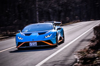 ボディーパネルは75%以上がカーボンファイバー製。ウインドスクリーンは「ウラカン」の軽量ハイパフォーマンスモデル「ペルフォルマンテ」よりも20%軽く仕上げられているという。