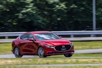 伝統的な3ボックススタイルを採用している「マツダ3セダン」。ボディーサイズは、全長×全幅×全高=4660×1795×1445mmで、ファストバックよりも200mm全長が長く、全高が5mm高い設定になっている。