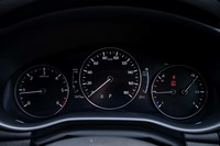 メーター中央に7インチの液晶ディスプレイを配置。左右メーターは視認性を向上させるため、ドライバーに向けて角度をつけたという。フロントガラス照射タイプのカラー仕様となるアダプティブドライビングディスプレイ(ヘッドアップディスプレイ)が全車に標準装備されている。