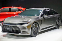 硬質なフロントまわりの意匠が目を引くセダン。サイドビューは燃料電池車の2代目「ミライ」に類似している。