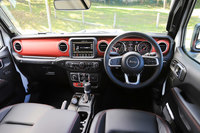 機能性、操作性を第一としつつ、エアコン吹き出し口にクローム装飾を施すなどして質感を高めたインテリア。ダッシュボードの中央には、ジープ最新のインフォテインメントシステムである第4世代Uconnectが装備される。