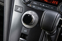 走行性能に関する点では、車両運動統合制御システム「S-AWC」の採用により、悪路走破性と直進安定性、操縦性を同時に向上。「NORMAL/ECO/GRAVEL/SNOW」の4つのドライブモードや、下り坂で車速を一定に保つ「ヒルディセントコントロール」も装備している。