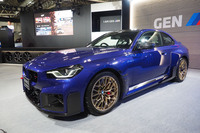 国内初披露となった「M2 CS」のカスタマイズモデル。ブルーのボディーカラーにゴールドのホイールを組み合わせている。