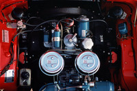 エンジンやシャシーなど、ほぼすべてが専用設計だった「ホンダS600」に対し、「トヨタ・スポーツ800」は「パブリカ」用のメカニカルコンポーネンツを利用して造られたスポーツカーだった。790ccのエンジンも、同車のパワープラントを高出力化したものである。