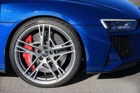 カーボンセラミックブレーキを標準装備。キャリパーカラーはグレーが標準で、テスト車にはオプションのグロスレッドが採用されていた。