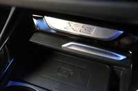 センターコンソールの収納の中には、Qi(チー)規格に対応したスマートフォンを置くだけで充電できるスペースが設置される。